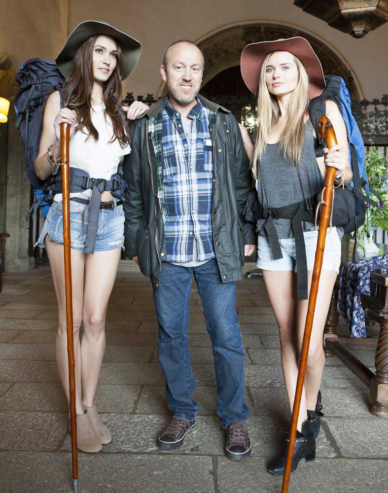 José María Besteiro con dos de las protanogistas del vídeo de Enrique Iglesias en Galicia.